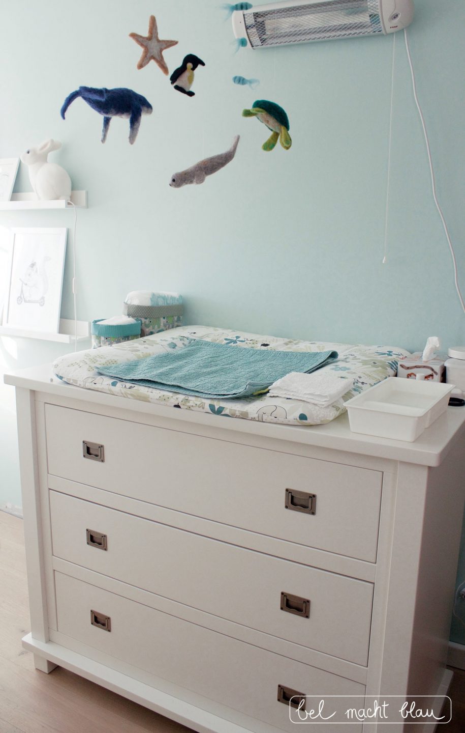 Mintfarbenes Babyzimmer: Wickelkommode (Kidsmill Shakery) mit Meeres-Mobile und Wickelauflage von Mille Marille