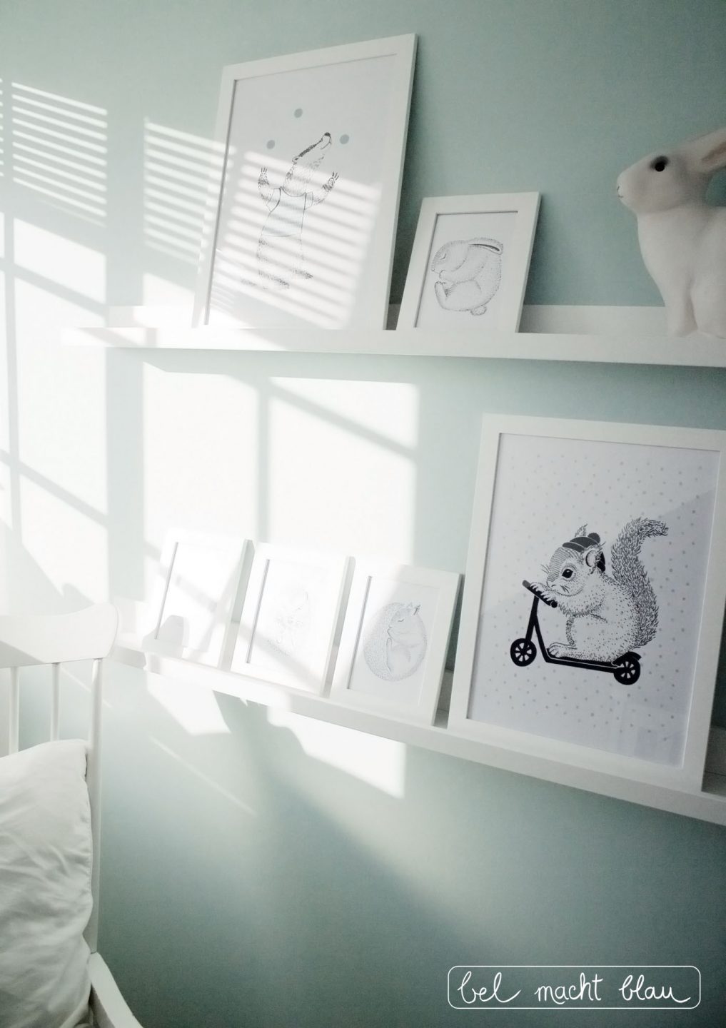 Mintfarbenes Babyzimmer mit weißer Bilderleiste Mosslanda (Ikea)