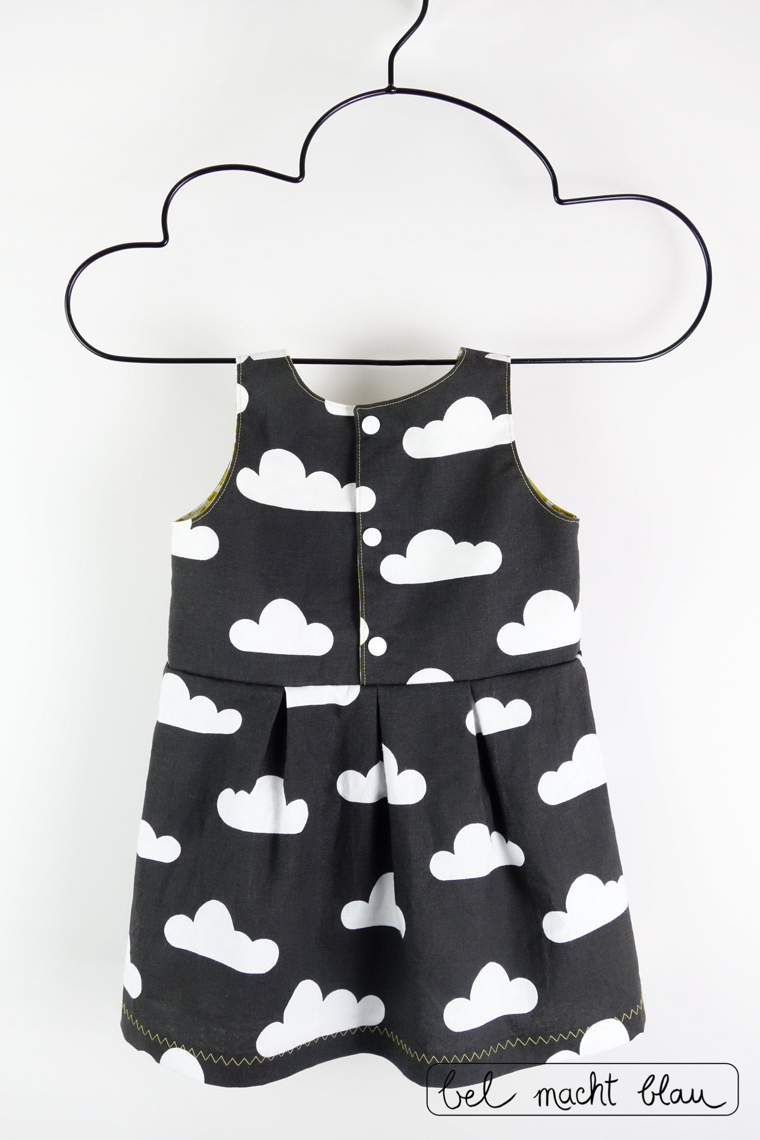 Ein Mädchenkleid für die Beerdigung - schwarz-weißer Wolkenstoff - Schnitt: Knoopkleed von groeny