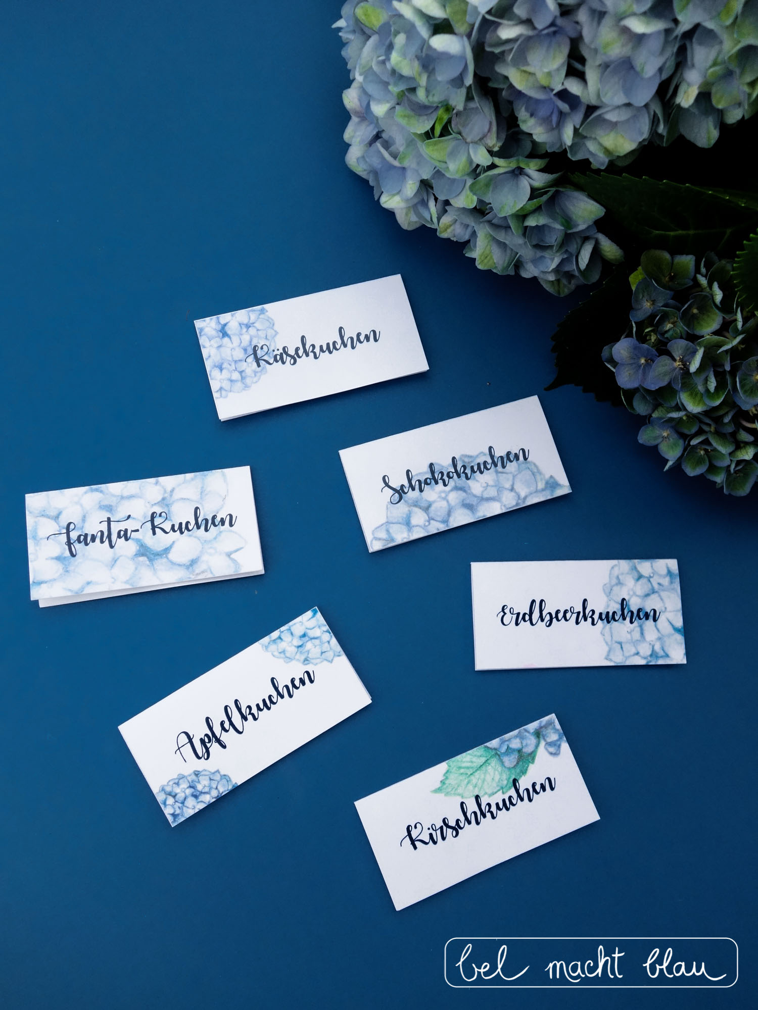 Hochzeitspapeterie für unsere Familienhochzeit // Kuchenschilder mit blauen Hortensien // blue hydrangea // wedding cards