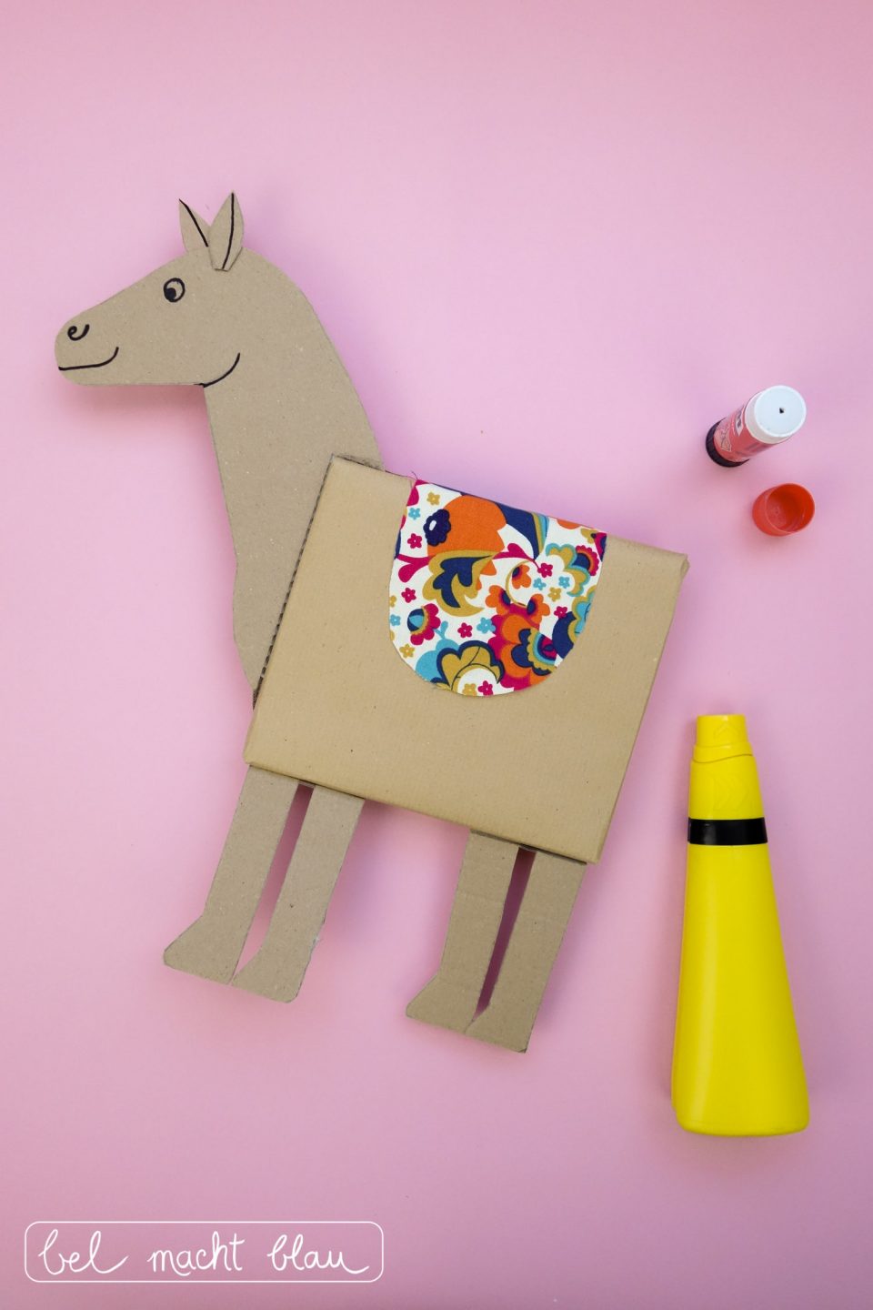 Pferde-Geschenkverpackung basteln: DIY-Anleitung mit Bastelvorlage, Verpackungsidee für den Kindergeburtstag