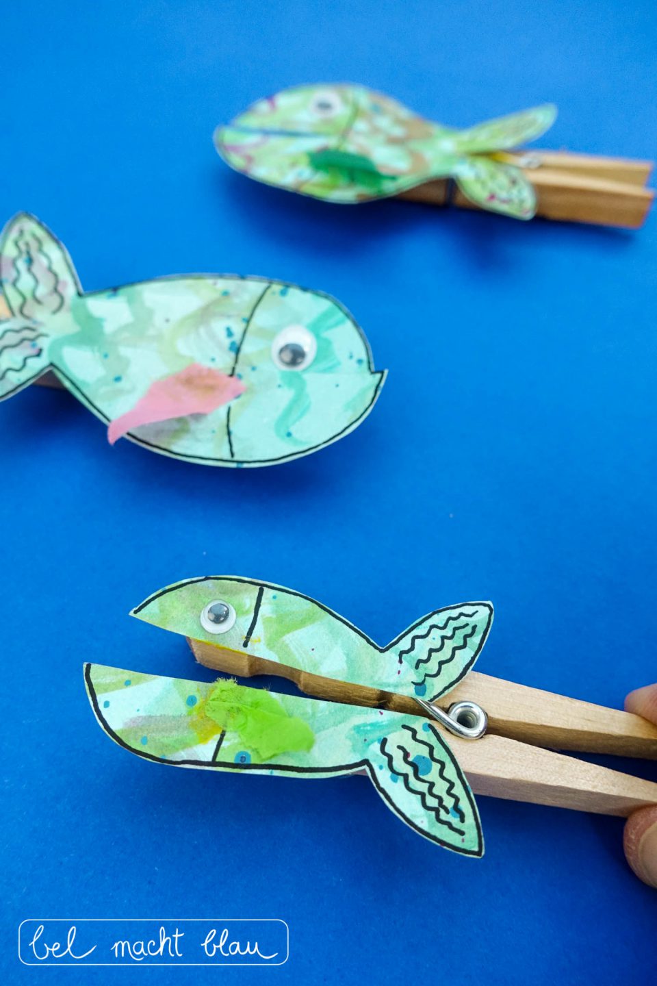 Klammerfiguren basteln: Fische passend zum Tischspruch "Viele kleine Fische"