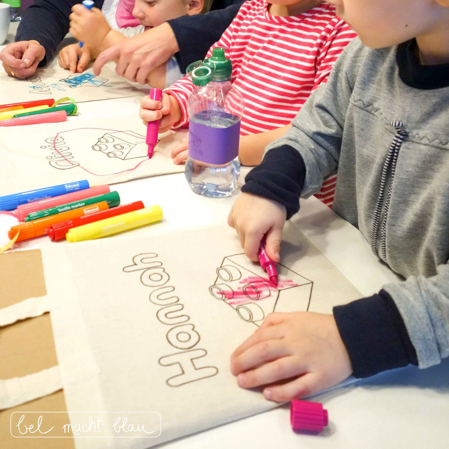 Selbstbemalte Jutebeutel / Mitgebseltüten - Ideen für einen Lego duplo Kindergeburtstag