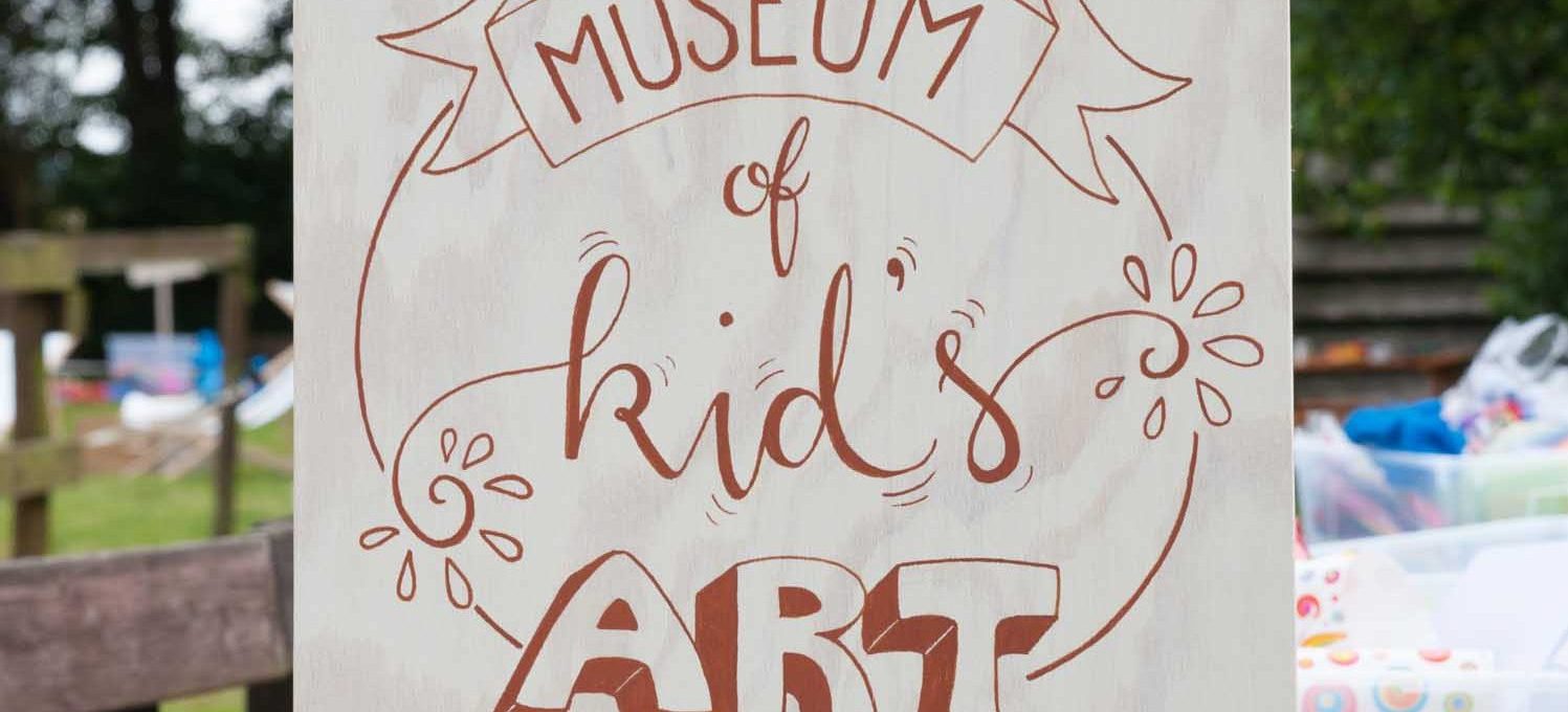 Hochzeit mit Kindern - die besten Beschäftigungsideen - Museum of Kid's Art - Handlettering Holzschild