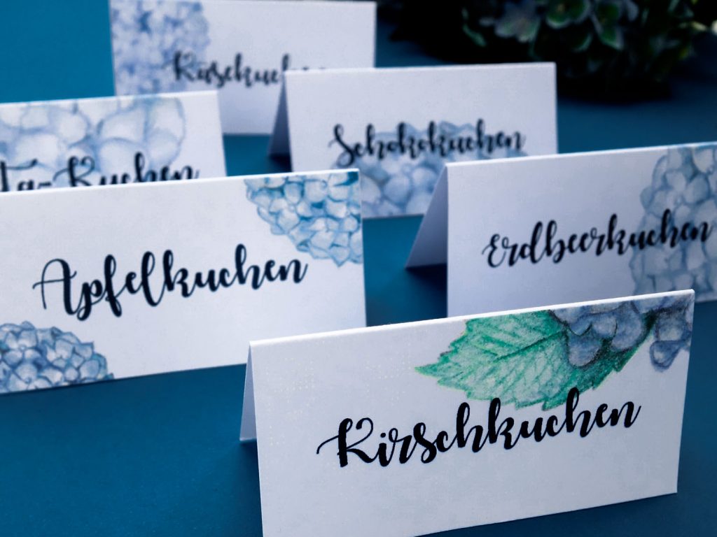 Hortensien-Tischkarten zum Ausdrucken // kostenloses Freebie // Printable //Hortensien-Hochzeitspapeterie für unsere DIY-Familienhochzeit
