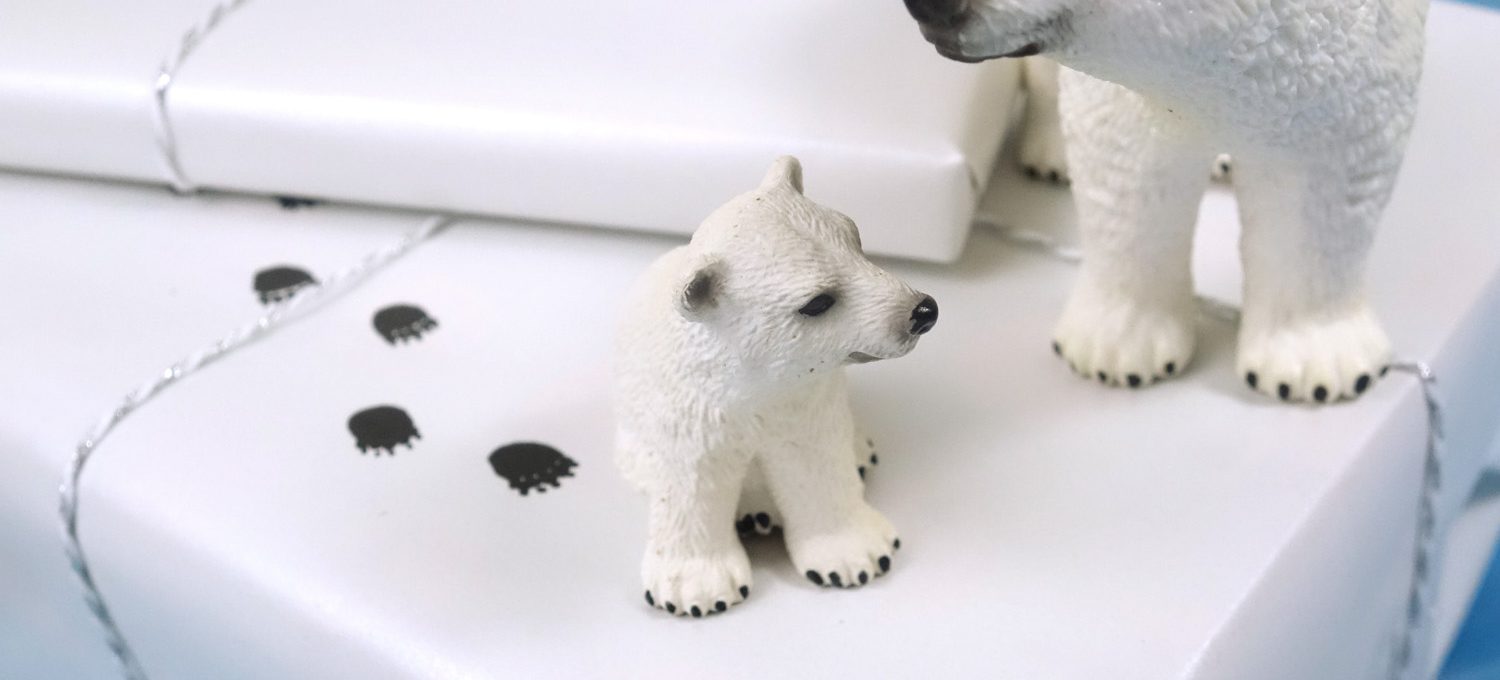 Eisbären-Geburtstag: Verpackungsidee Tierspuren im Schnee