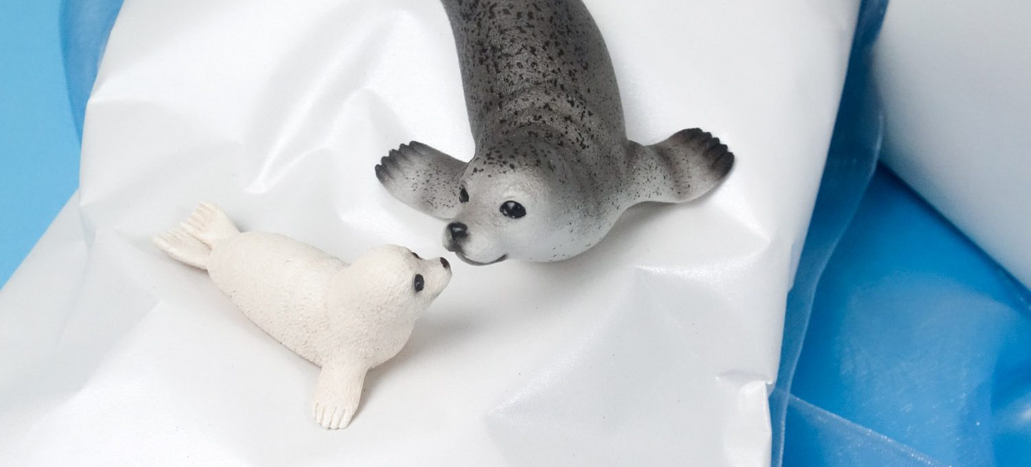 Eisbären-Geburtstag: Verpackungsidee Tierspuren im Schnee